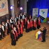 kobiety i mężczyźni śpiewający w chórze na scenie - zdjęcie od góry