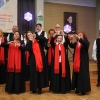 kobiety z chóru wykonują kształt serca ze swoich palców