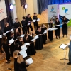 artyści z chóru wraz z dyrygentem widok z góry