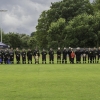 strażacy stoją w rzędzie na stadionie