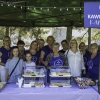 kobiety i dziewczynki na stoisku gastronomicznym z lojalnymi wypiekami i innymi produktami spożyczymi