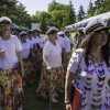 kobiety ubrane w kolorowe spódnice i czapki marynarskie między namiotami