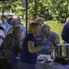 kolejka ludzi do stoiska gastronomicznego po posiłek