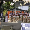 kobiety w kolorowych spódnicach i czapkach marynarskich śpiewają na scenie
