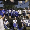 grupa artystów występuje na scenie