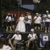 grupa artystów występuje na scenie