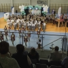 występ marżoletek na hali widowiskowo-sportowej, w tle orkiestry dęte, zdjęcie od góry
