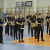 muzycy orkiestry dętej z instrumentami - na hali widowiskowo-sportowej