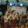 solo dwóch kobiet grających na trąbkach, w tle pozostali muzycy orkiestry dętej