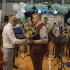 wręczenie upominku dyrygentowi przez kobietę i mężczyznę