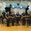 zdjęcie grupowe orkiestry i dyrygenta wraz z przedstawicielami Organizatora