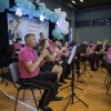 muzycy orkiestry dętej grają na instrumentach