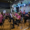 muzycy orkiestry dętej grają na instrumentach