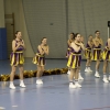 występ taneczny dziewcząt z pomponami dopingujących orkiestry