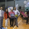 dyrygent orkiestry dętej wraz z kwiatami i upominkiem w towarzystwie Organizatorów