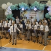 orkiestr dęta wraz z dyrygentem na hali sportowej