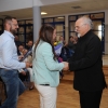 10.	Kobieta dziękuje dyrygentowi chóru.