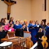 Muzycy grający na instrumentach dawnych w tle chór.