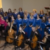 Muzycy grający na instrumentach oraz chóry przy ołtarzu – zdjęcie z góry.