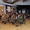 Orkiestra Wojskowa z Bydgoszczy gra na scenie