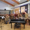Orkiestra Wojskowa z Bydgoszczy gra na scenie