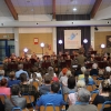 Orkiestra Wojskowa z Bydgoszczy gra na scenie oraz publiczność