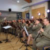 Orkiestra Wojskowa z Bydgoszczy gra na scenie