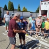 dzieci uczą się obsługiwać wąż strażacki