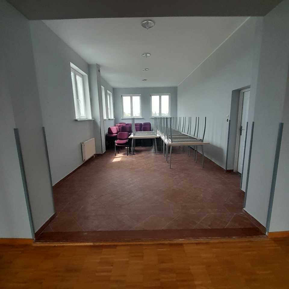 wnętrze sali i stoły pod ścianą