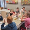 dzieci malujące przy stołach