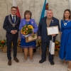 jubilaci z upominkami i kwiatami w towarzystwie kierownika Urzędu Stanu Cywilnego i pani burmistrz