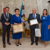 jubilaci z upominkami i kwiatami w towarzystwie kierownika Urzędu Stanu Cywilnego i pani burmistrz