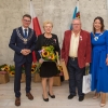 jubilaci z upominkami i kwiatami w towarzystwie kierownika Urzędu Stanu Cywilnego i pani burmistrz
