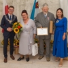 jubilaci z upominkami i kwiatami w towarzystwie kierownika Urzędu Stanu Cywilnego i pani burmistrz