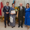 jubilaci z upominkami i kwiatami w towarzystwie kierownika Urzędu Stanu Cywilnego i pani burmistrz
