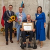 jubilaci z upominkami i kwiatami w towarzystwie kierownika Urzędu Stanu Cywilnego i pani burmistrz