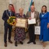 jubilaci z upominkami i kwiatami w towarzystwie kierownika Urzędu Stanu Cywilnego i pani burmistrz