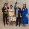 jubilaci z upominkami i kwiatami w towarzystwie kierownika Urzędu Stanu Cywilnego i pani burmistrz