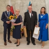 jubilaci z upominkami i kwiatami w towarzystwie kierownika Urzędu Stanu Cywilnego i pani burmistrz
