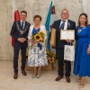 jubilaci z upominkami i kwiatami w towarzystwie kierownika Urzędu Stanu Cywilnego i pani burmistrz