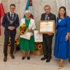 jubilaci z upominkami i kwiatami w towarzystwie kierownika Urzędu Stanu Cywilnego i pani burmistrz