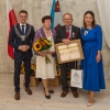 jubilaci z upominkami i kwiatami w towarzystwie kierownika Urzędu Stanu Cywilnego i pani burmistrz