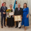 jubilaci z upominkami i kwiatami w towarzystwie kierownika Urzędu Stanu Cywilnego i pani burmistrz