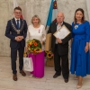 jubilaci z upominkami i kwiatami w towarzystwie kierownika Urzędu Stanu Cywilnego i pani burmistrz