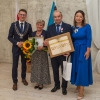 jubilaci z upominkami i kwiatami w towarzystwie kierownika Urzędu Stanu Cywilnego i pani burmistrz