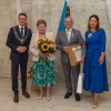 jubilaci z upominkami i kwiatami w towarzystwie kierownika Urzędu Stanu Cywilnego i pani burmistrz