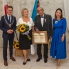 jubilaci z upominkami i kwiatami w towarzystwie kierownika Urzędu Stanu Cywilnego i pani burmistrz