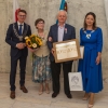 jubilaci z upominkami i kwiatami w towarzystwie kierownika Urzędu Stanu Cywilnego i pani burmistrz