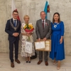 jubilaci z upominkami i kwiatami w towarzystwie kierownika Urzędu Stanu Cywilnego i pani burmistrz