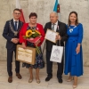jubilaci z upominkami i kwiatami w towarzystwie kierownika Urzędu Stanu Cywilnego i pani burmistrz
